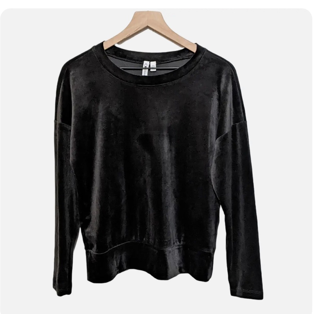 NWT Cable & Gauge long sleeve leisure wear top. Size small. Velour. So soft!
